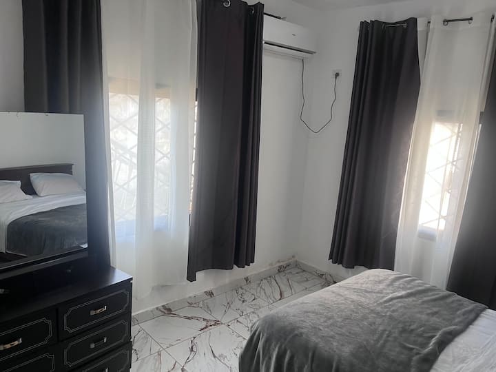 Cosy One Bedroom Close To Central Monrovia - Monrovia