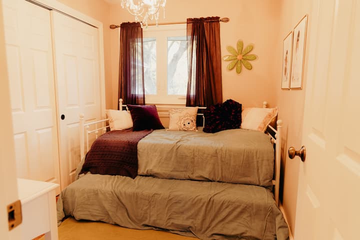 Táto tretia posteľ má výsuvnú posteľ s dvoma samostatnými posteľami – dostatok miesta v skrini. 