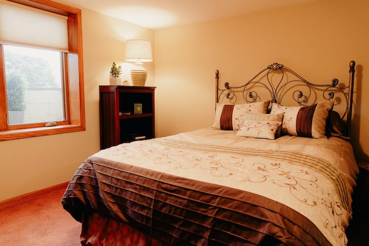 Nižšie poschodie. Priestranná izba. Manželská posteľ Queen. Tichá izba mimo všetkých aktivít.  Perfektné miesto na zdriemnutie pre bábätká aj dospelých. 
