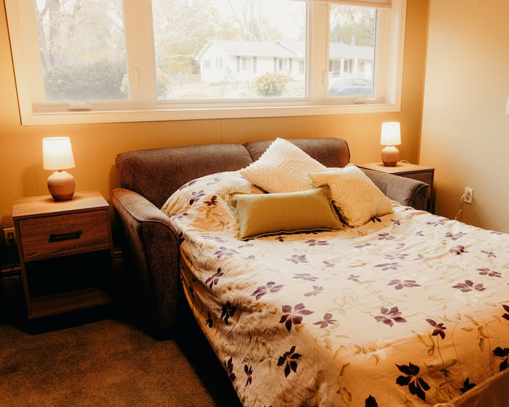 Toto je plnohodnotná spálňa na nižšom poschodí s rozkladacím gaučom.  