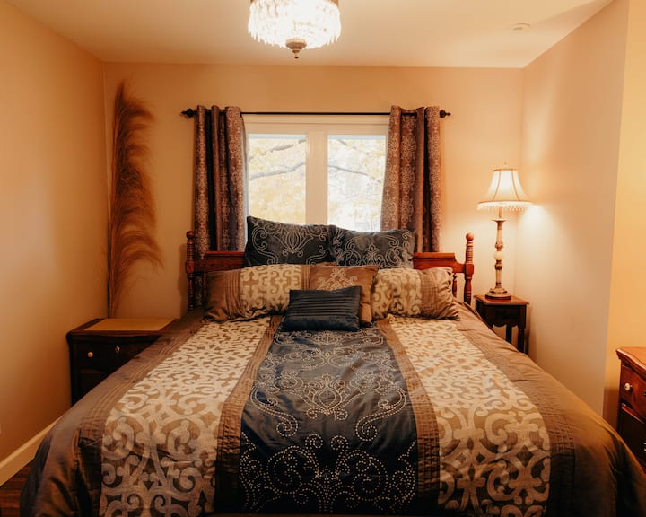 Hlavná spálňa ponúka manželskú posteľ a inteligentný televízor, čo vám poskytne pokojný a pohodlný priestor na odpočinok po preskúmaní nákupného centra Mall of America.