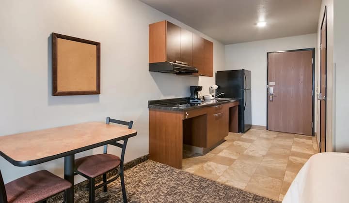 Comfortable Room With Kitchen & Grilling Area - Marquette, MI