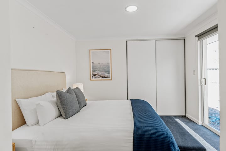 Druhá spálňa s manželskou posteľou King sa otvára do súkromného dvora, ktorý ponúka mäkké ranné svetlo a pokojný priestor na odpočinok po dňoch strávených na pobreží.