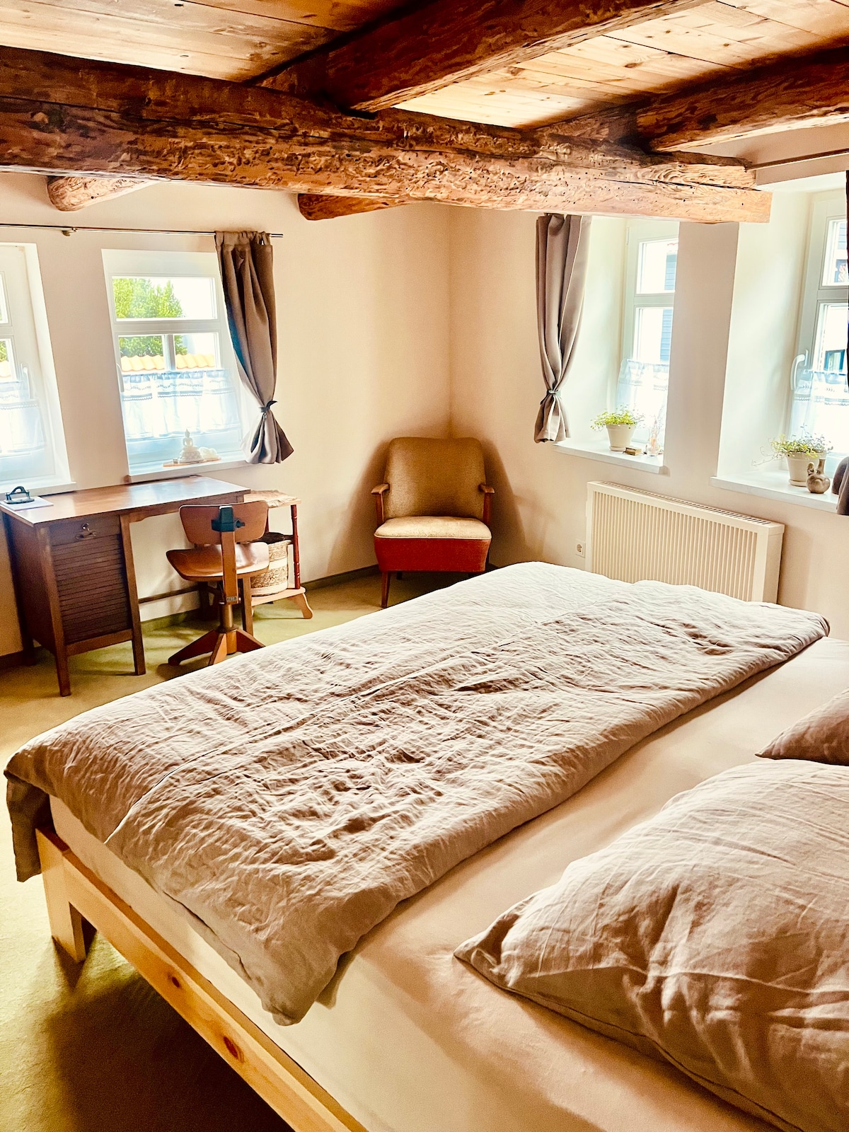 Spálňa Anny Elisabeth.
Ideálne pre rodinu s bábätkom.
Detská postieľka sa dá ľahko postaviť na miesto, kde je kreslo. Existujúce zatemňovacie závesy poskytujú tiché prostredie na spanie – ideálne na pokojné noci.