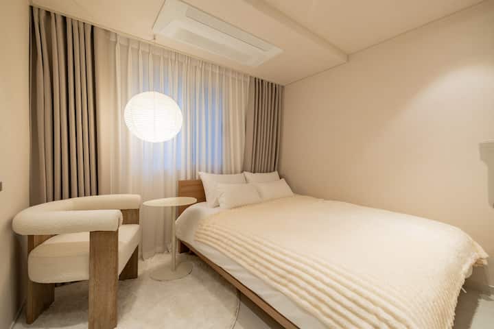 إنها غرفة نوم مريحة بلون عاجي ناعم وإضاءة دافئة.
لقد أعددنا أسرّة مريحة وأغطية مريحة حتى تتمكن من الحصول على راحة مستقرة.
هناك طاولة صغيرة وكرسي بجوار النافذة، لذلك فهي جيدة أيضًا للاستمتاع بفنجان بسيط من الشاي.
نتمنى أن تتمكن من تجربة الراحة الكاملة في جو هادئ ومريح.