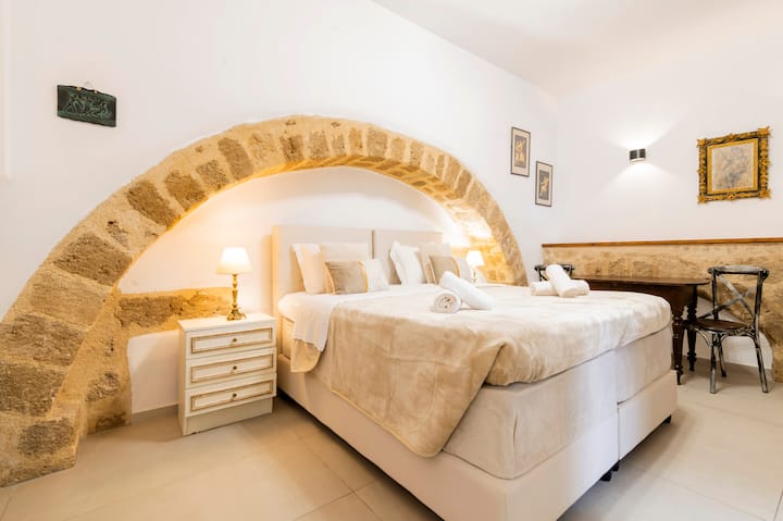 Deluxe Archelogical Room In The Old Town Of Rhodes - Rhodes (Greece)