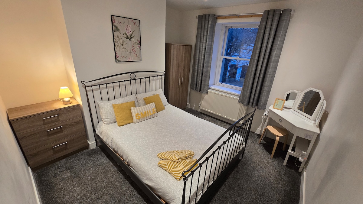 Segundo dormitorio tamaño king, junto al baño principal de la primera planta.