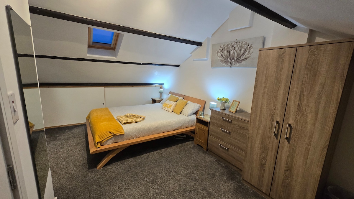 El dormitorio principal ofrece un refugio tranquilo con una cama cómoda y muebles suaves.