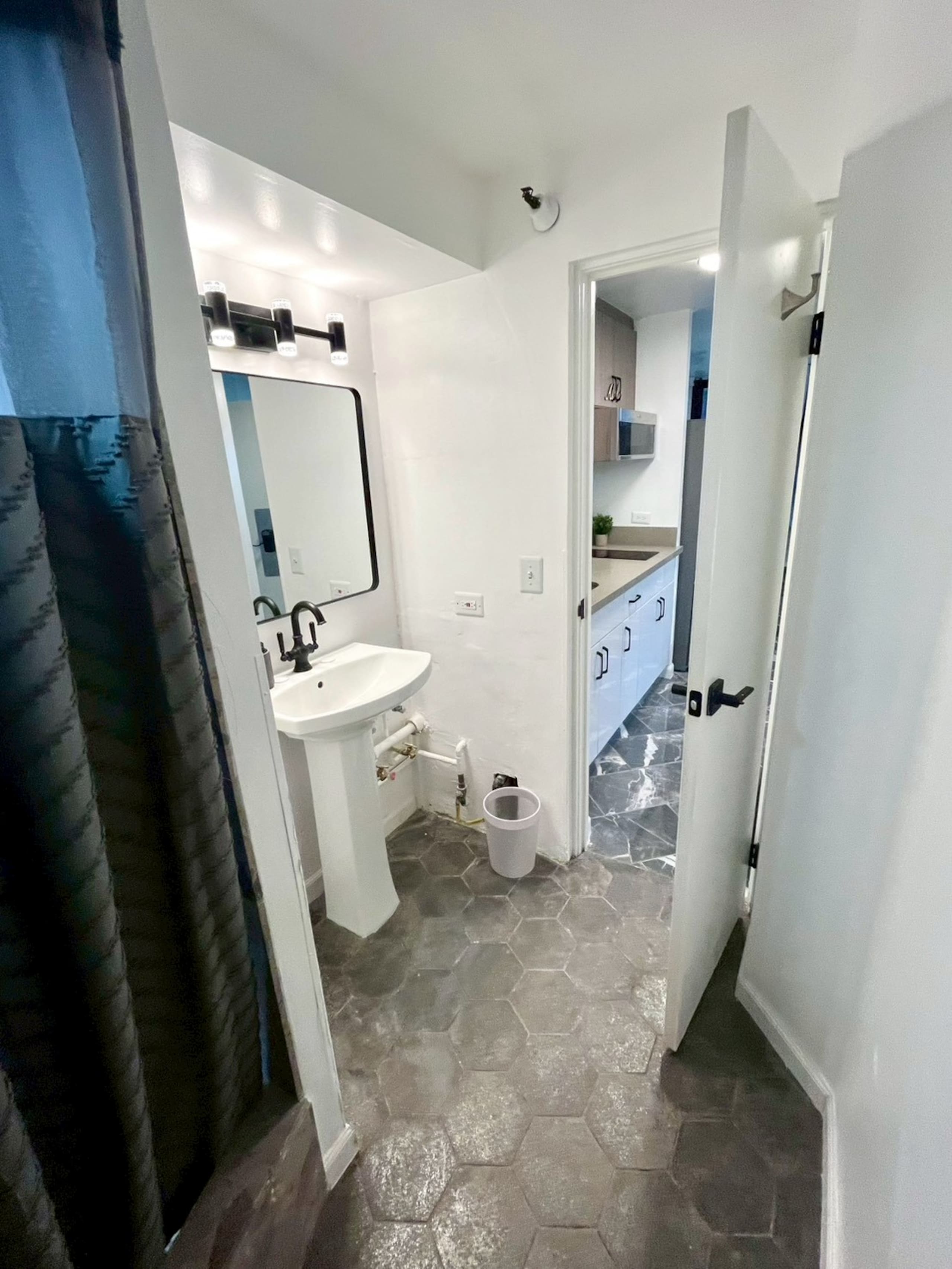 Condo in Honolulu · ★5.0 · Studio · 1 bed · 1 bath - Image 14