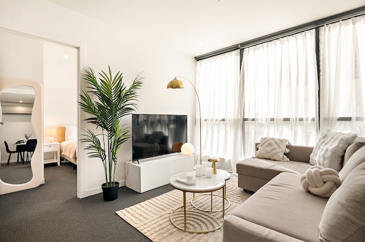 Light-filled Central 2br Sanctuary | Pool & Sauna - Brunswick