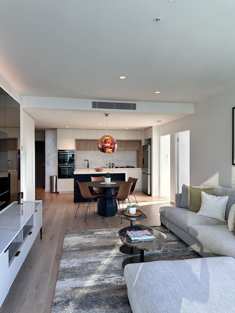 Top performing Airbnb: Luxury City View 3BR with Free Parking in Docklands