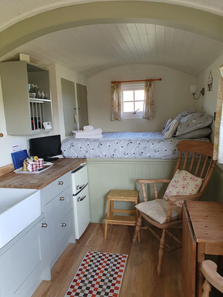 Cosy Shepherd's Hut With Wood Fired Hot Tub, - Knaresborough