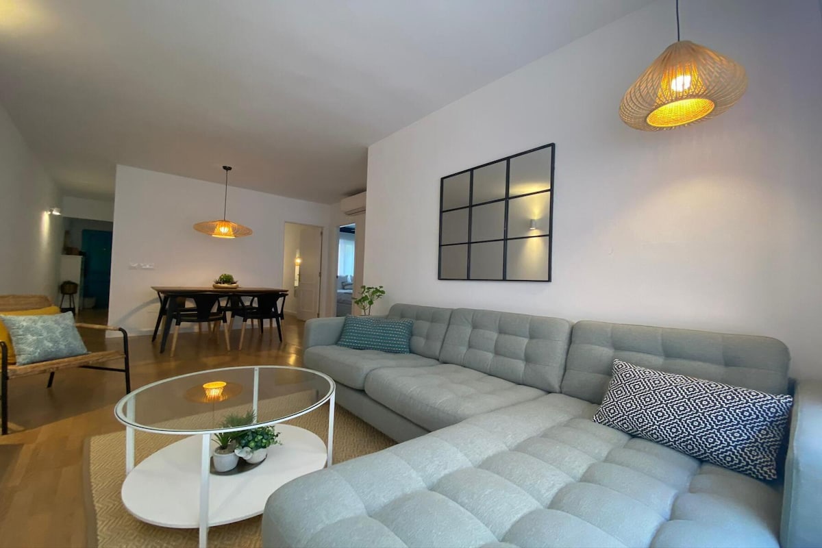 Top performing Airbnb: Parking & Comfort - Private Terrace in La Goleta