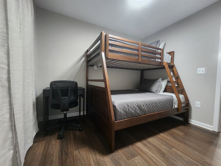 เตียงเดี่ยวชั้นบน นอนได้ 1 คน ชั้นล่างเตียงเต็มขนาด นอนได้ 2 คน