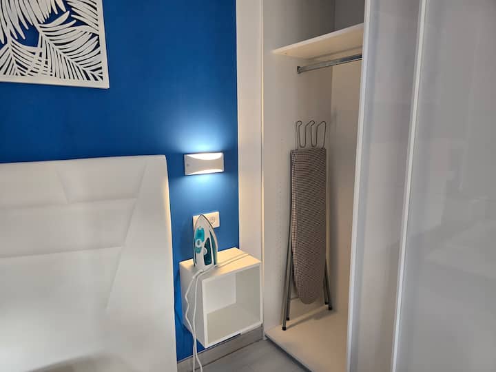 Strijkijzer en ruime kleerkast. er zijn ook extra kussens en dekens voorzien in deze kast.