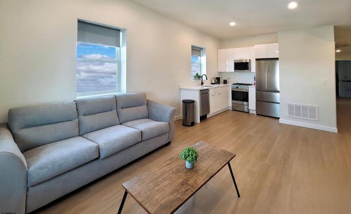 Beach Condo –Modern 2br/2ba W/pool, Parking, More! - Ocean City, NJ