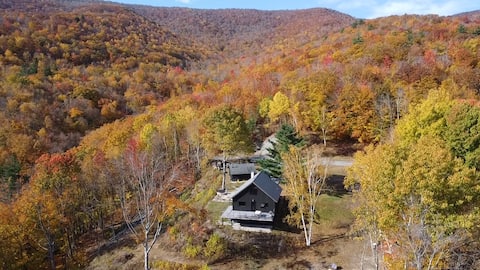 Secluded Mountain Getaway w/ Views & Hot Tub