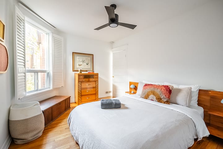 Dormitorio tranquilo con luz suave, sábanas frescas y una acogedora cama tamaño king para noches de descanso.