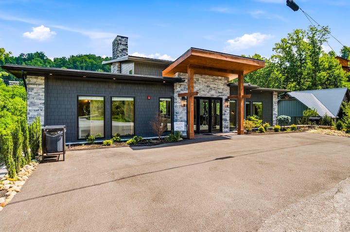 Luxury 3br Cabin - Indoor Pool - Sleeps 16 - Gatlinburg, TN