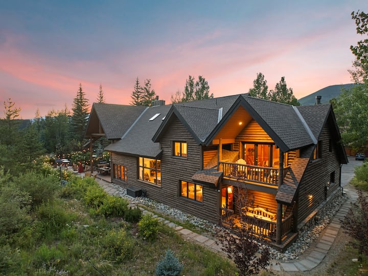 Spacious Lodge with Sauna, Hot Tub & Recovery Room