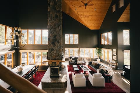 Spacious Lodge with Sauna, Hot Tub & Recovery Room