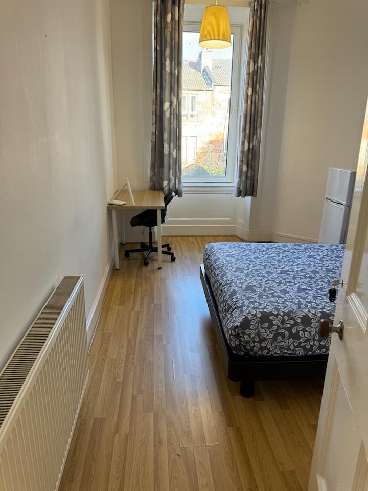 Bright Double Bedroom - Glasgow
