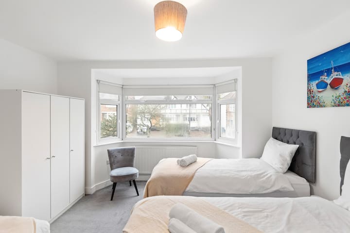 Modern 4-Bed Home Perfect for Groups in London