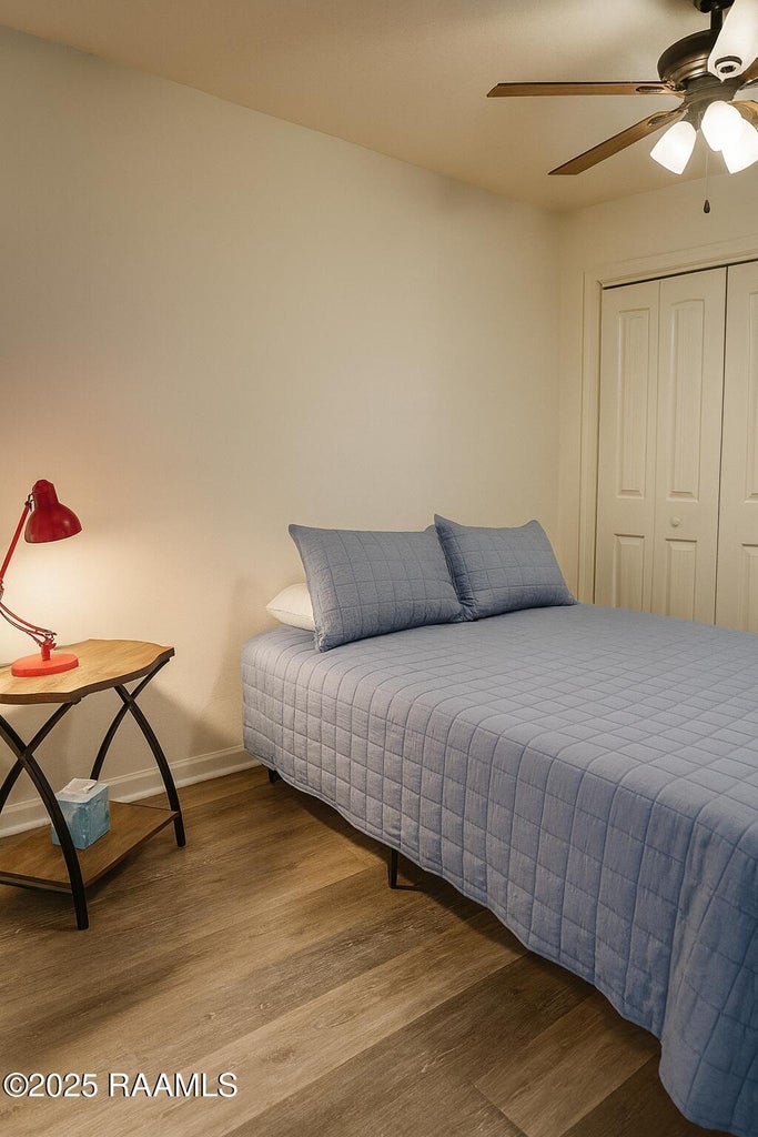 Gezellige tweede slaapkamer met een schoon, minimalistisch design met zachte kleuren en natuurlijk licht. Perfect voor gasten of familie, biedt comfort en eenvoud in een rustige omgeving.