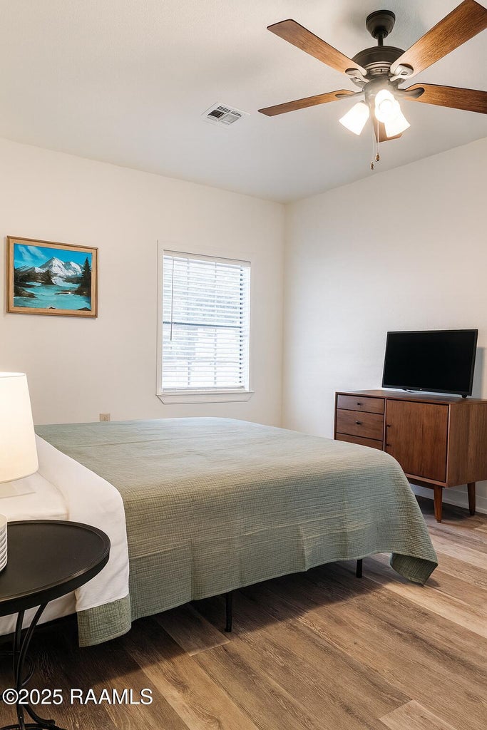 Comfortabele primaire slaapkamer met neutrale tinten, zachte verlichting en een gezellige indeling. Het is ontworpen voor ontspanning en beschikt over een ruim bed, functioneel meubilair en een rustige, uitnodigende sfeer.