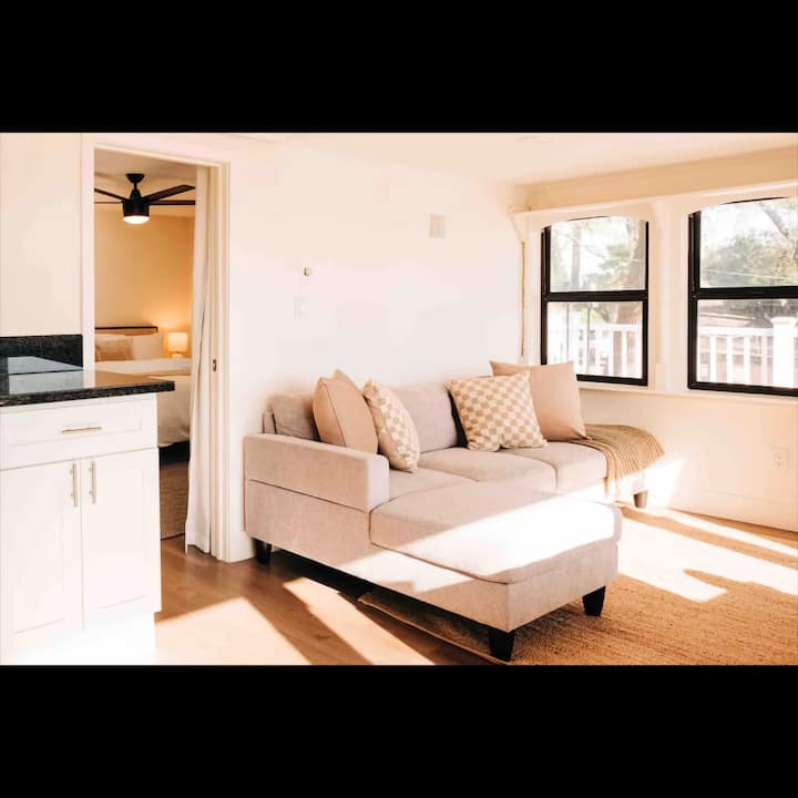 Cozy 1 Bedroom With Kitchen & River Views - Sacramento, CA