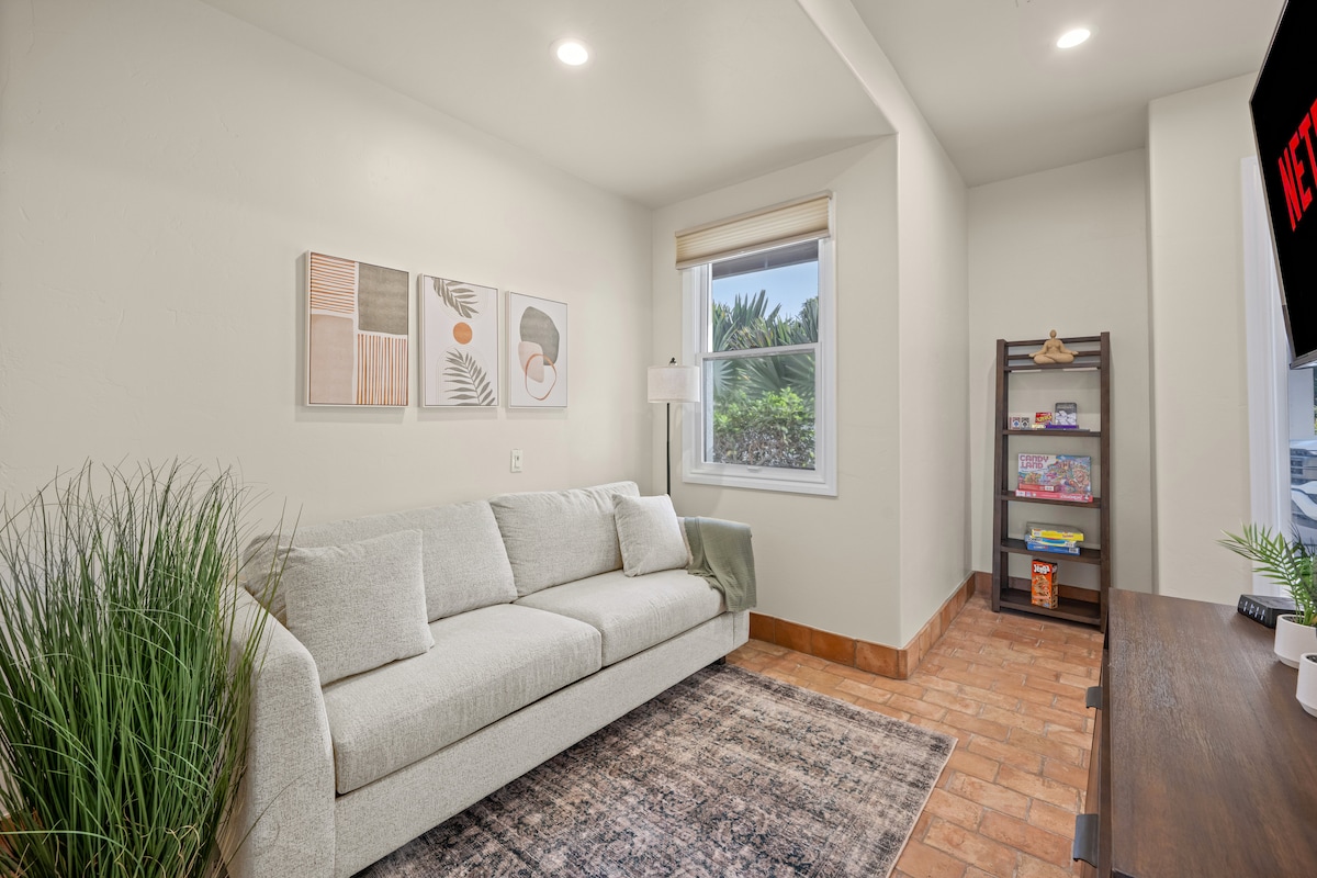 El sofá se convierte en una cama y luego hay espacio donde está la colchoneta del gimnasio para una cama inflable de tamaño completo. 