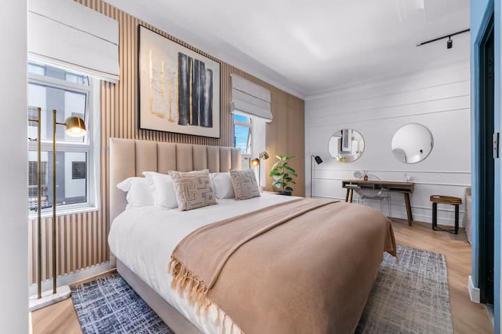 温馨迷人的特大号卧室，专为舒适放松而设计。