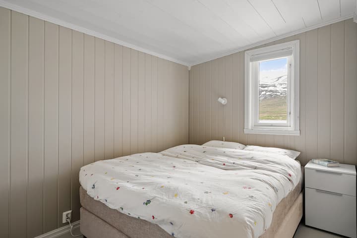 卧室位于一楼，配有150张床。1张床头柜。衣柜。 