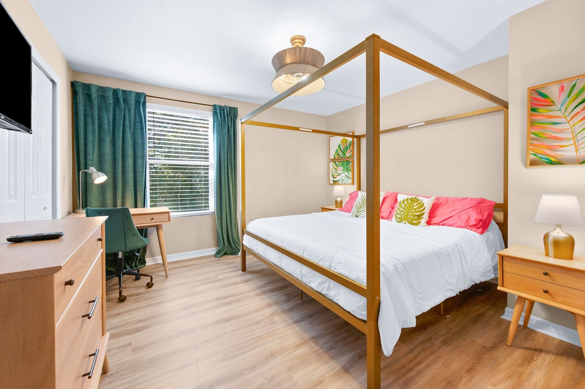 تحتوي غرفة النوم في الطابق الثاني على سرير كينج كبير.  