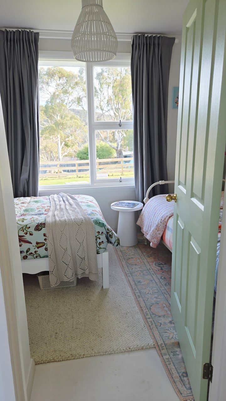 מיטות יחיד גדולות ונוחות מאחורי הדלת הירוקה המדהימה.