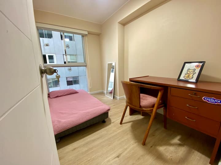 Това е единично легло за 1 човек. Леглото е ниско, както можете да видите на снимката.