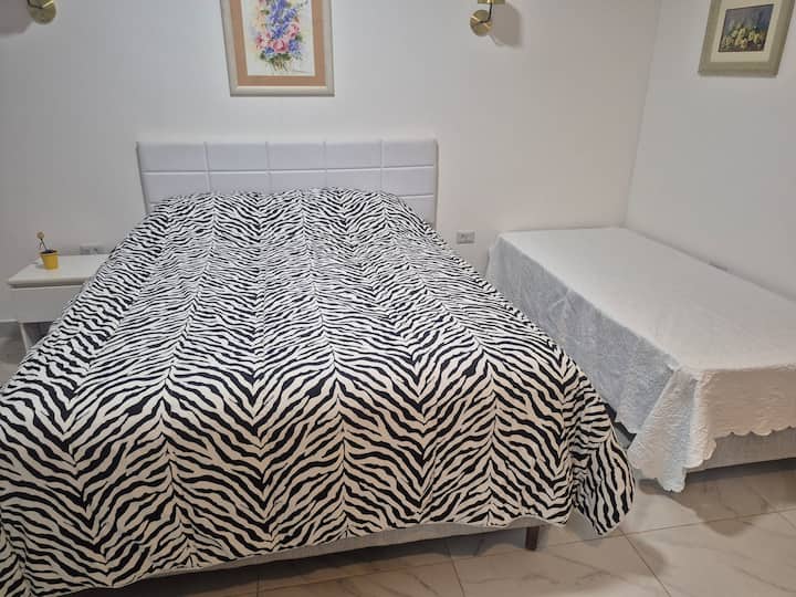 ლუქს‑ტიპის ნომერი მთავარ სახლში, 1 დიდი ორმაგი საწოლი და 1 ერთადგილიანი საწოლი