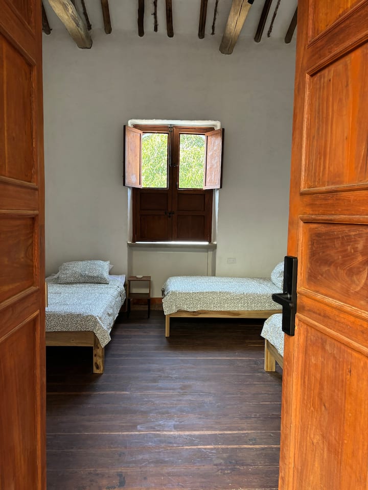 Udobna i svijetla soba s tri kreveta za jednu osobu. Idealno za parove, prijatelje ili obitelji koji traže udoban i miran prostor. Iz sobe se lako dolazi do svih zajedničkih prostorija.