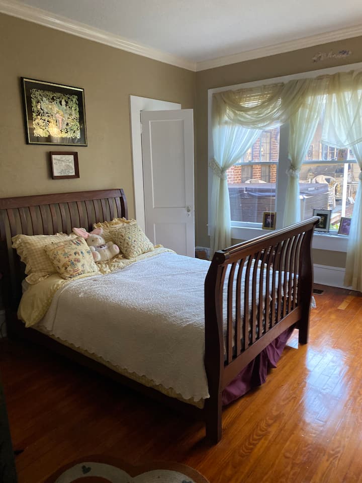 ორადგილიანი საწოლი და ტუალეტი 