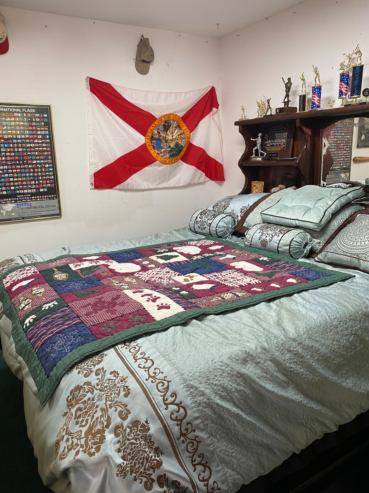 Salle de jeux avec drapeau de la Floride et lit king size. 