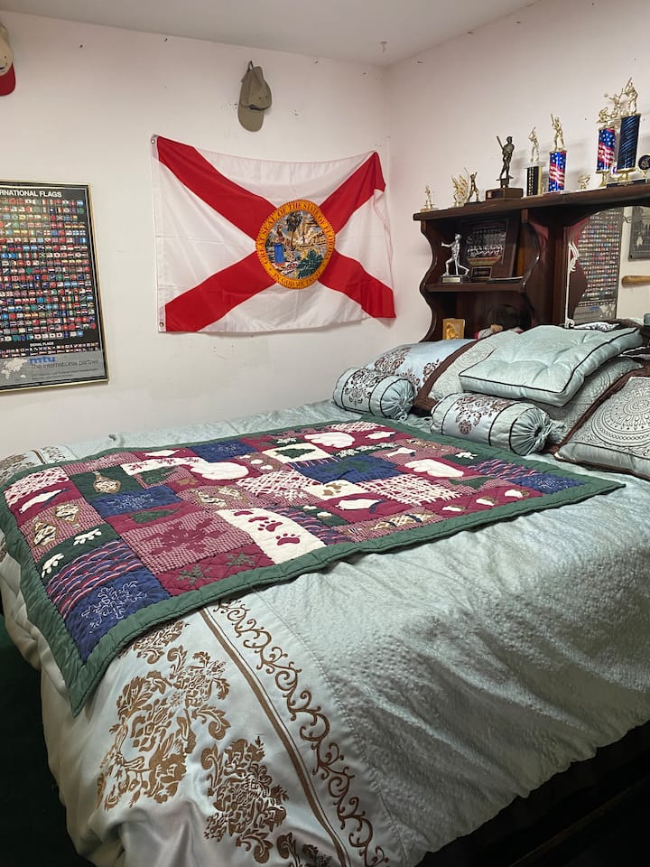 თამაშების ოთახი ფლორიდის დროშითა და დიდი საწოლით. 