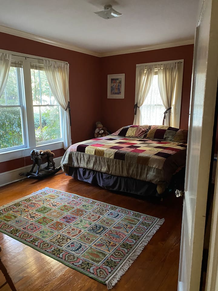 Წინა საძინებელი 193 × 203 სმ ზომის საწოლით 