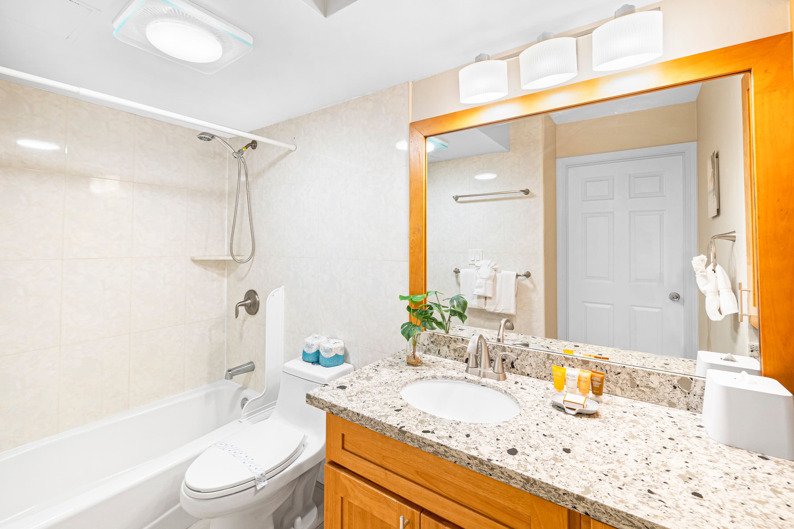 Condo in Honolulu · ★4.77 · 1 bedroom · 3 beds · 1 private bath - Image 17