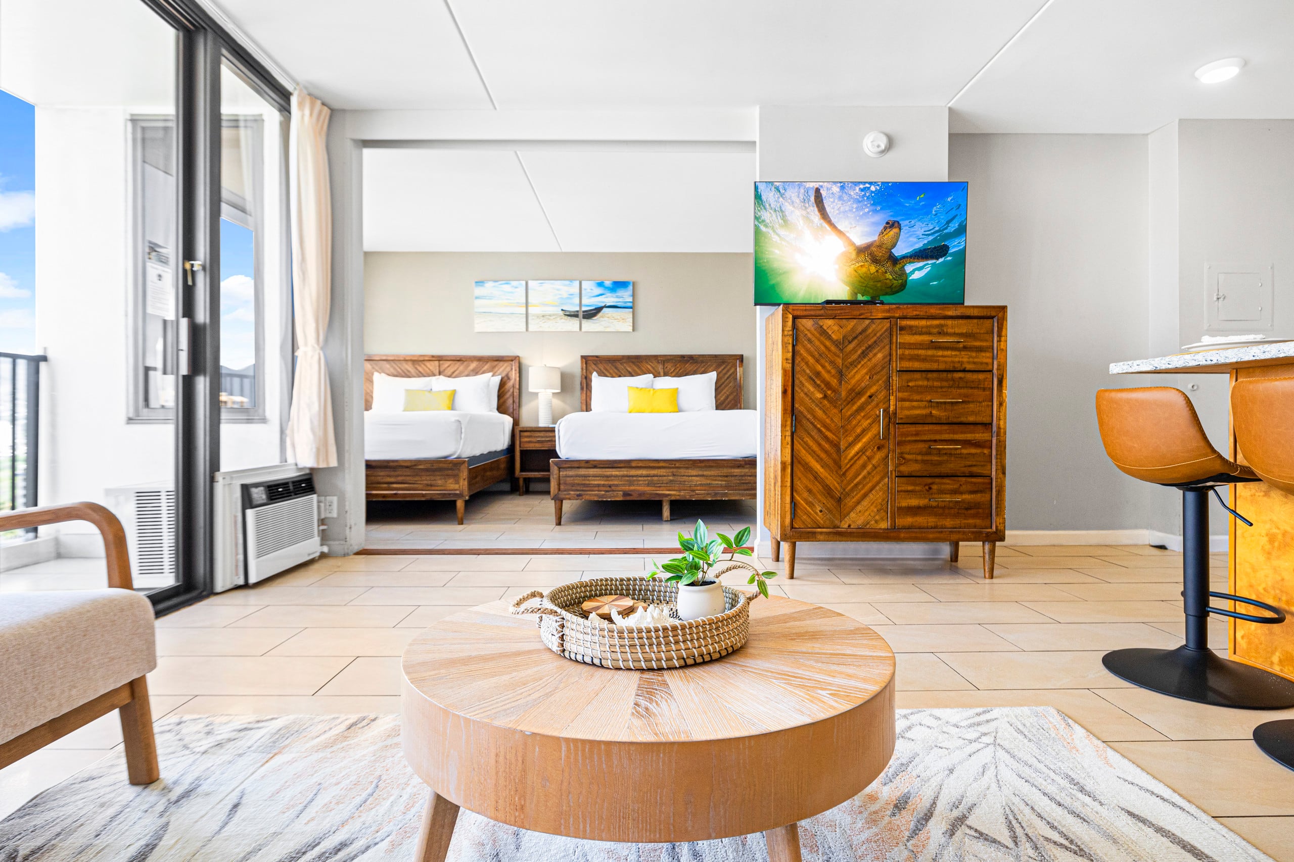 Condo in Honolulu · ★4.77 · 1 bedroom · 3 beds · 1 private bath - Image 3