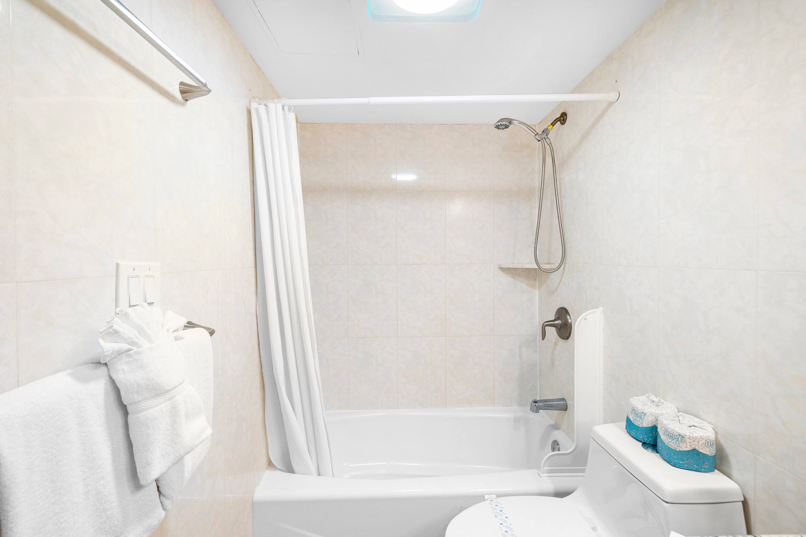 Condo in Honolulu · ★4.77 · 1 bedroom · 3 beds · 1 private bath - Image 15