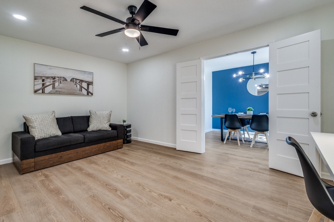 Afgesloten 4e slaapkamer met slaapbank en kan ook worden gebruikt als studeerkamer (met speciale studieruimte).  Kan ook als een andere leefruimte worden gebruikt.