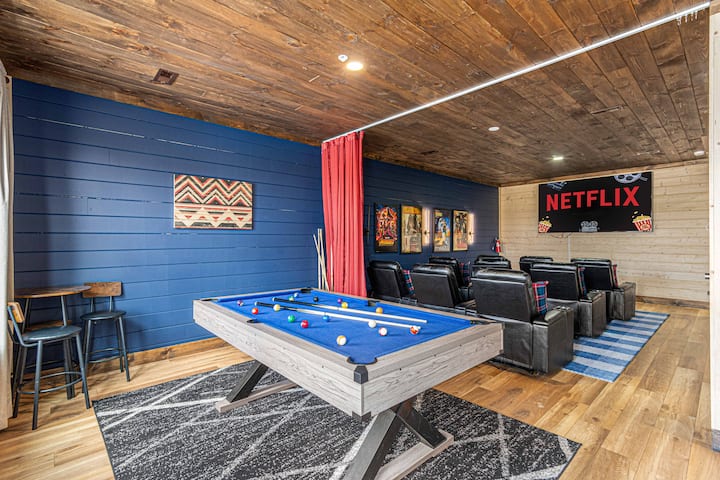 Lux Cabin with Indoor Pool, Sports Court & Theater