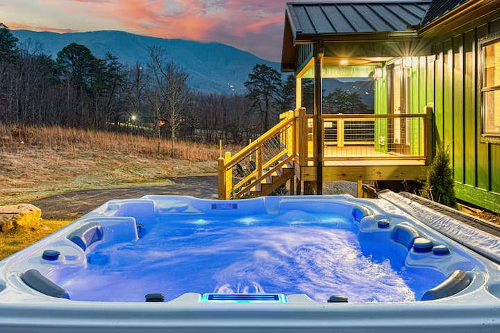 Lux Cabin with Indoor Pool, Sports Court & Theater