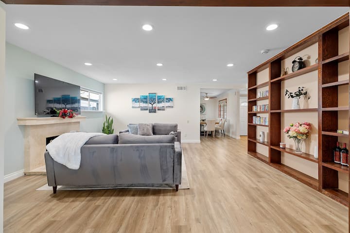 Spacious 6br Family Friendly Home With Game Lounge - Santa Ana