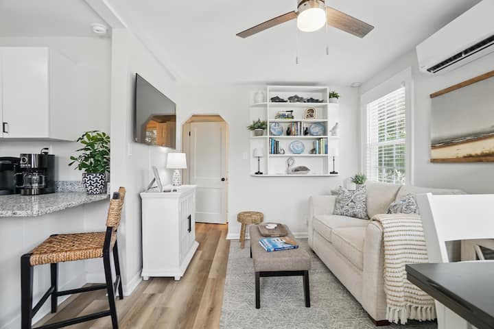Coastal Cottage | Oceanview | Beach Getaway! - Norfolk, VA